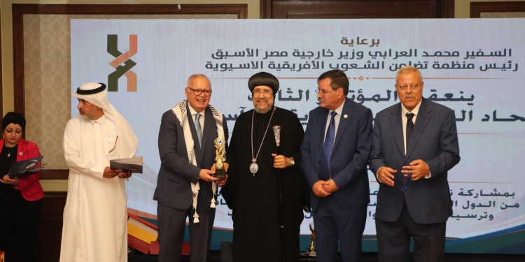 تكريم نيافة الأنبا إرميا خلال المؤتمر الثالث لاتحاد الإعلاميين الأفريقي الآسيوي تقديرًا لدوره الإعلامي